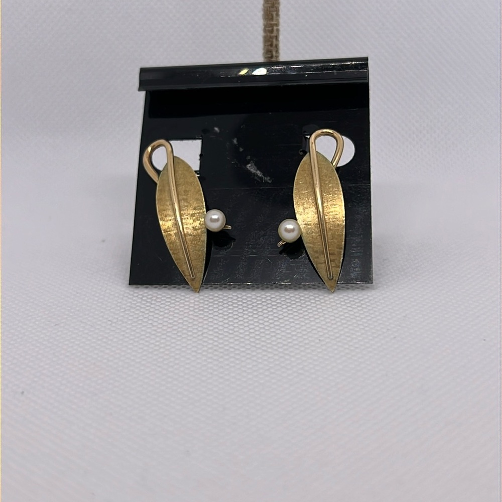 Vintage KREMENTZ, unsigned earrings, screwback gold tone with pearl